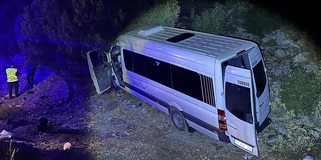 Konya yolunda minibüs ağaca çarptı: 6 turist yaralı!