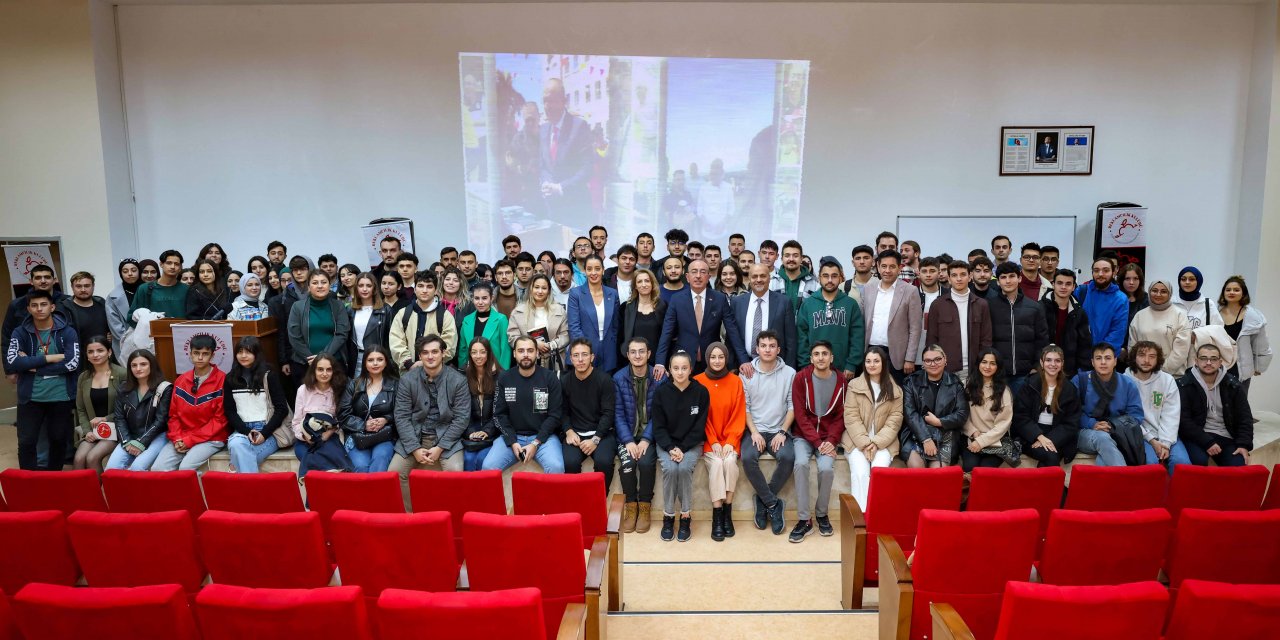 Başkan Kavuş, üniversiteli gençlerle buluştu