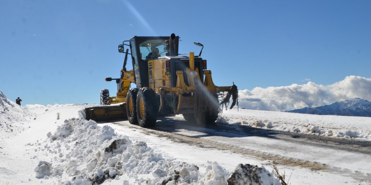 Beyaz örtü mesaisi! Kar kalınlığı 10 santimetreye ulaştı
