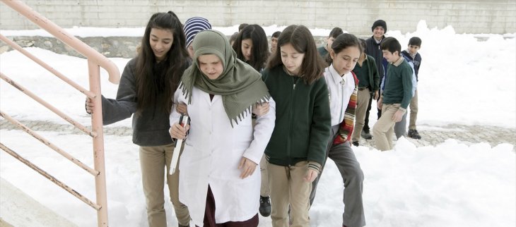 Konya’da görev yapan görme engelli Sümeyye öğretmenin en büyük destekçisi, öğrencileri