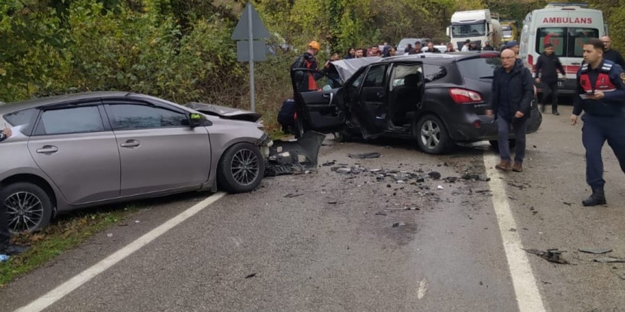 İki otomobil kafa kafaya çarpıştı: 1 ölü, 5 yaralı