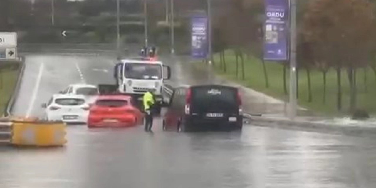 Yağmur nedeniyle araçlar yolda mahsur kaldı