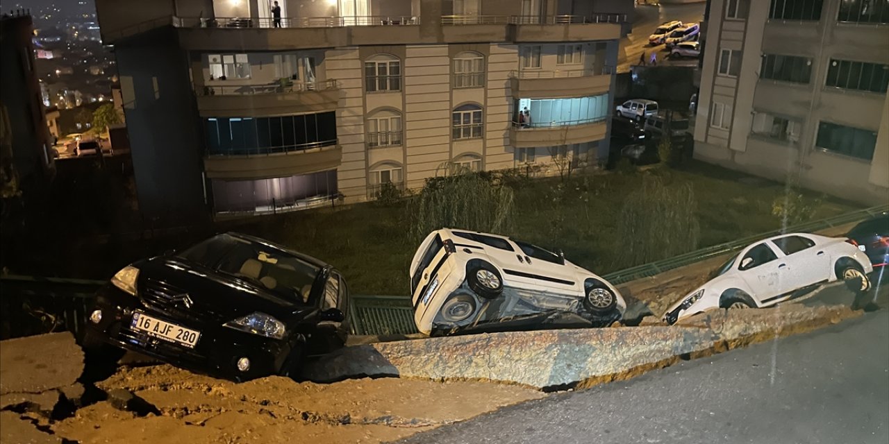 Yağış nedeniyle istinat duvarı yıkıldı, 4 araç zarar gördü