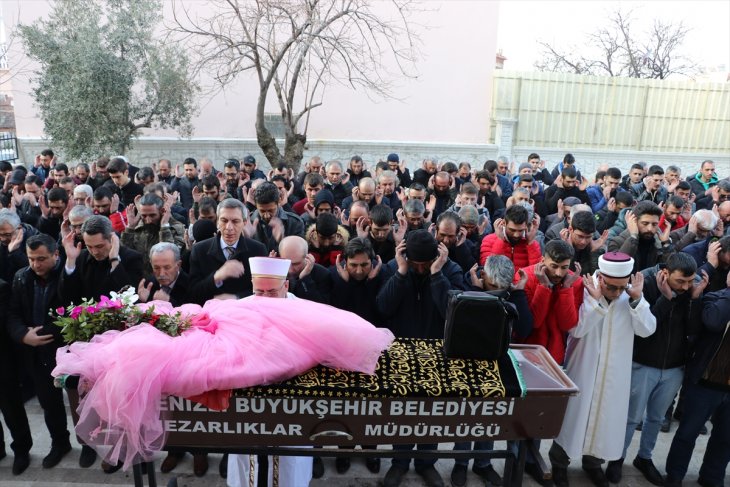 Büyük acı! Çok sevdiği pembe elbisesi tabutunun üzerine konuldu