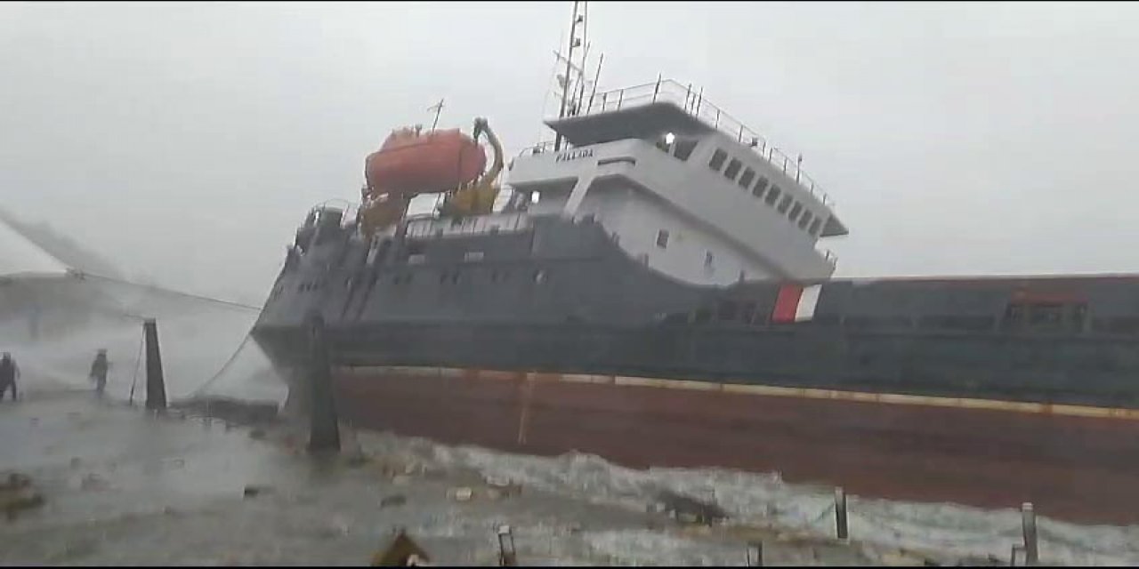 Korku dolu anlar! Fırtına gemiyi ikiye böldü, personel tahliye edildi