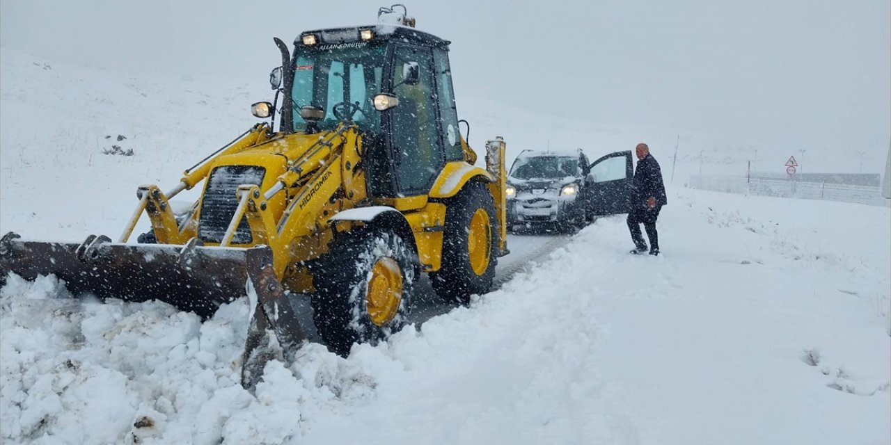 3 ilimizde kar ve tipi! 261 yerleşim yeri ulaşıma kapandı