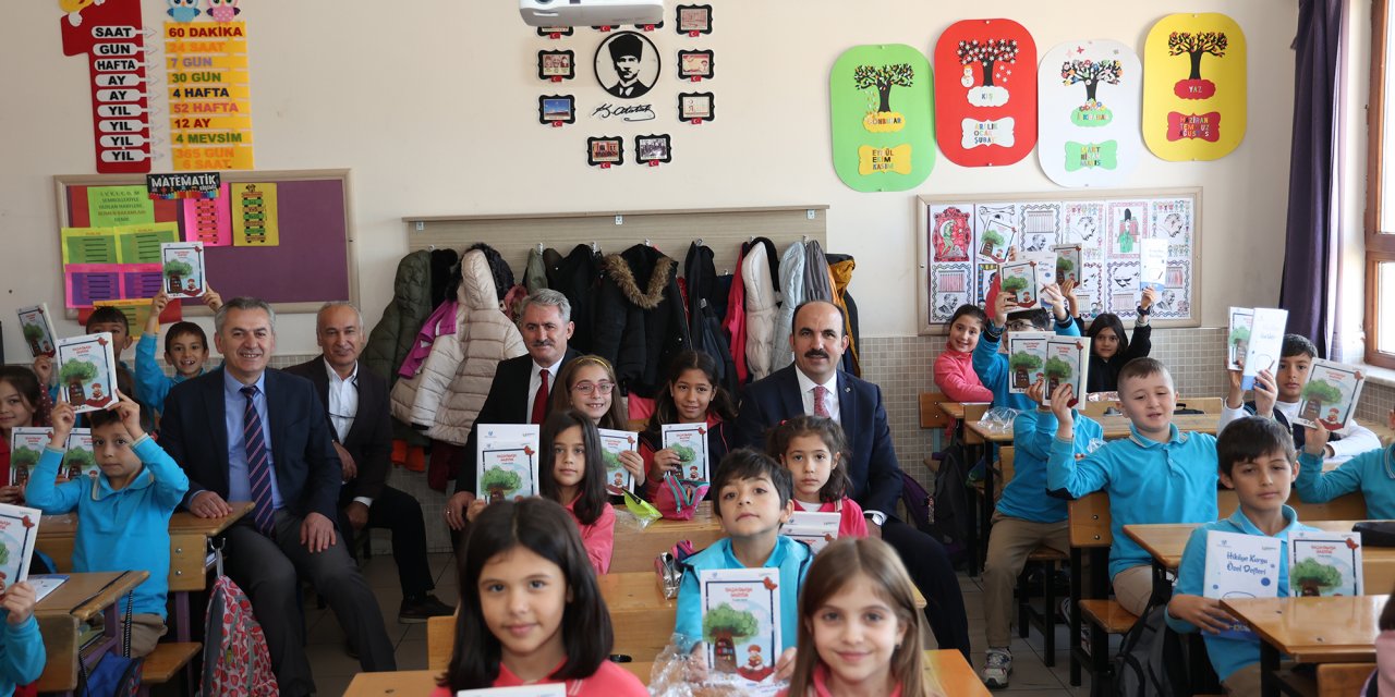 Konya’da 3. sınıf öğrencilerine hikaye kitabı dağıtıldı