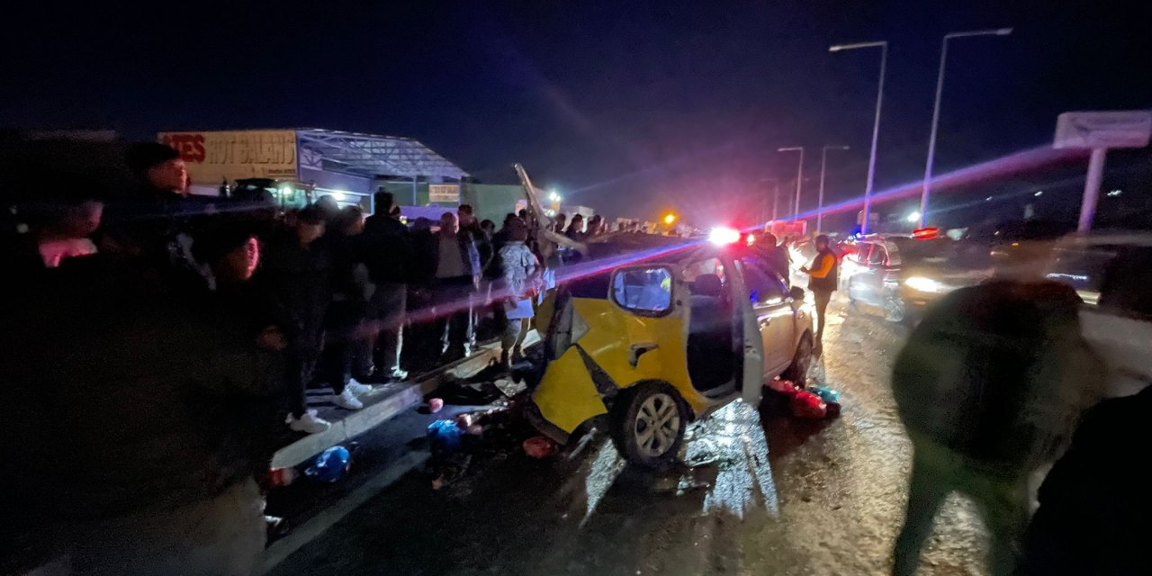 TIR ile çarpışan taksideki 2 kişi öldü, 5 kişi yaralandı