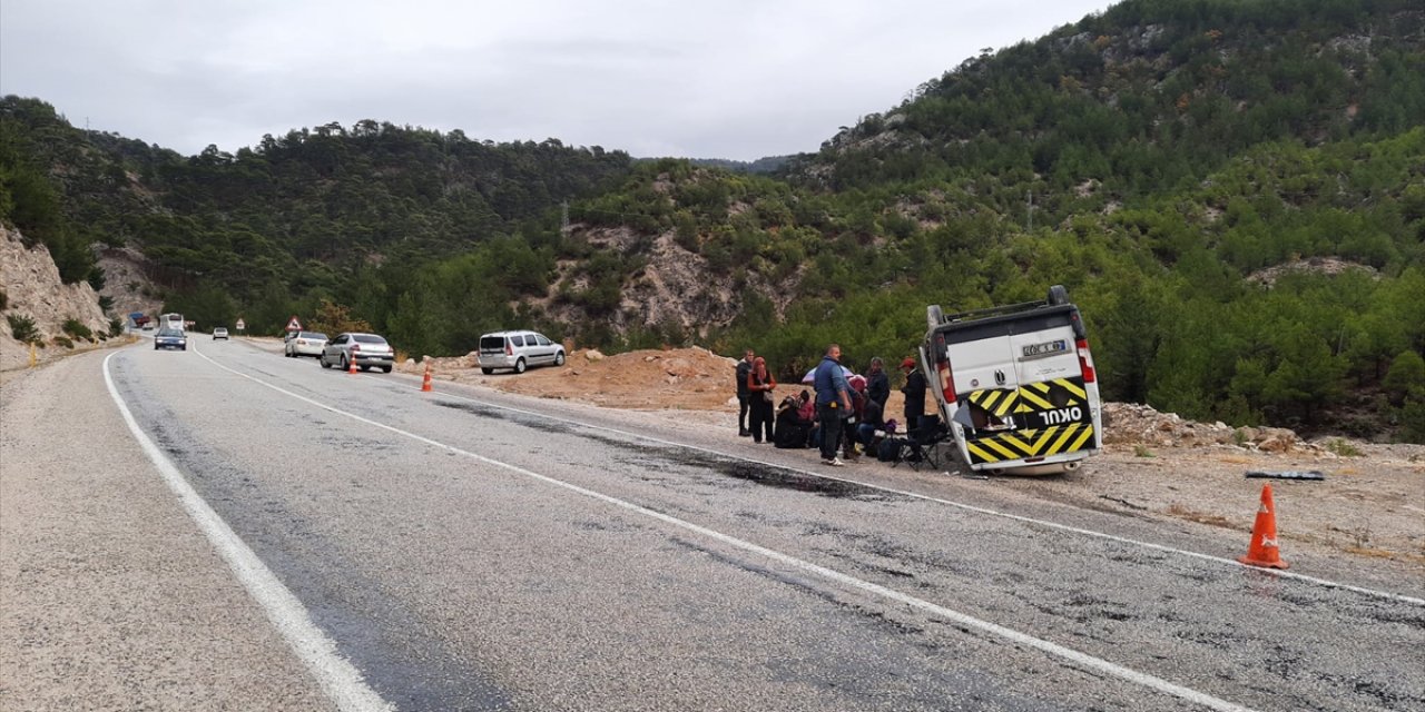 Öğrenci servisi devrildi: 9 yaralı