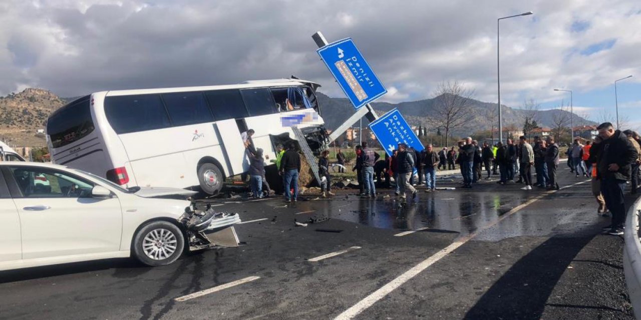 Konya'ya turist getiren tur otobüsü kaza yaptı! 2 ölü, 28 yaralı var