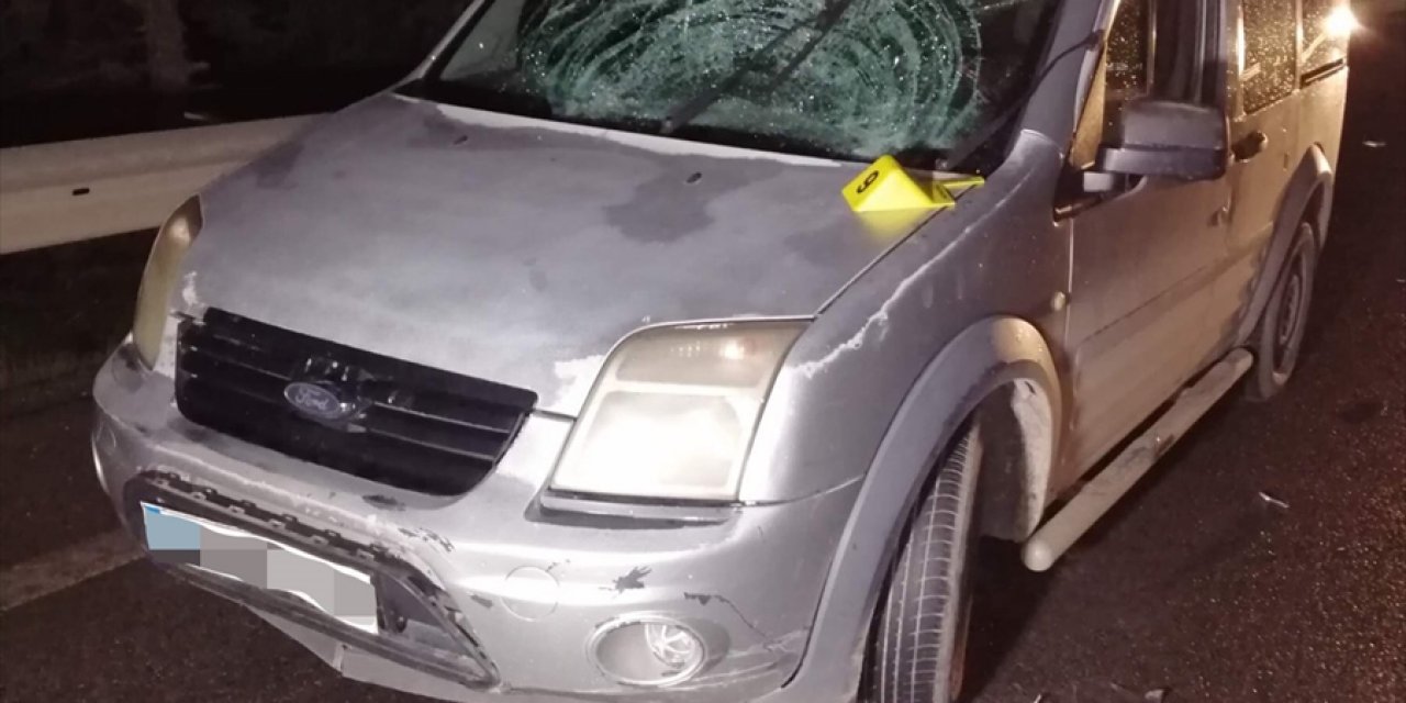 Yolda kavga ederken araçların çarptığı çift öldü