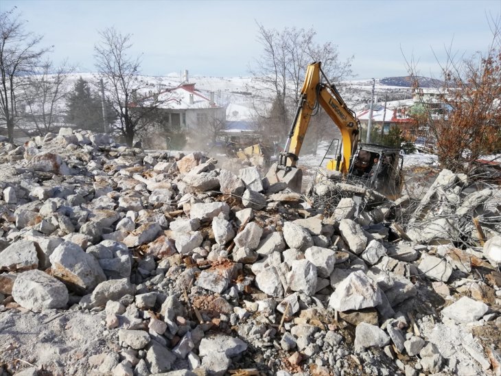 Bozkır'da metruk binalar yıkılıyor