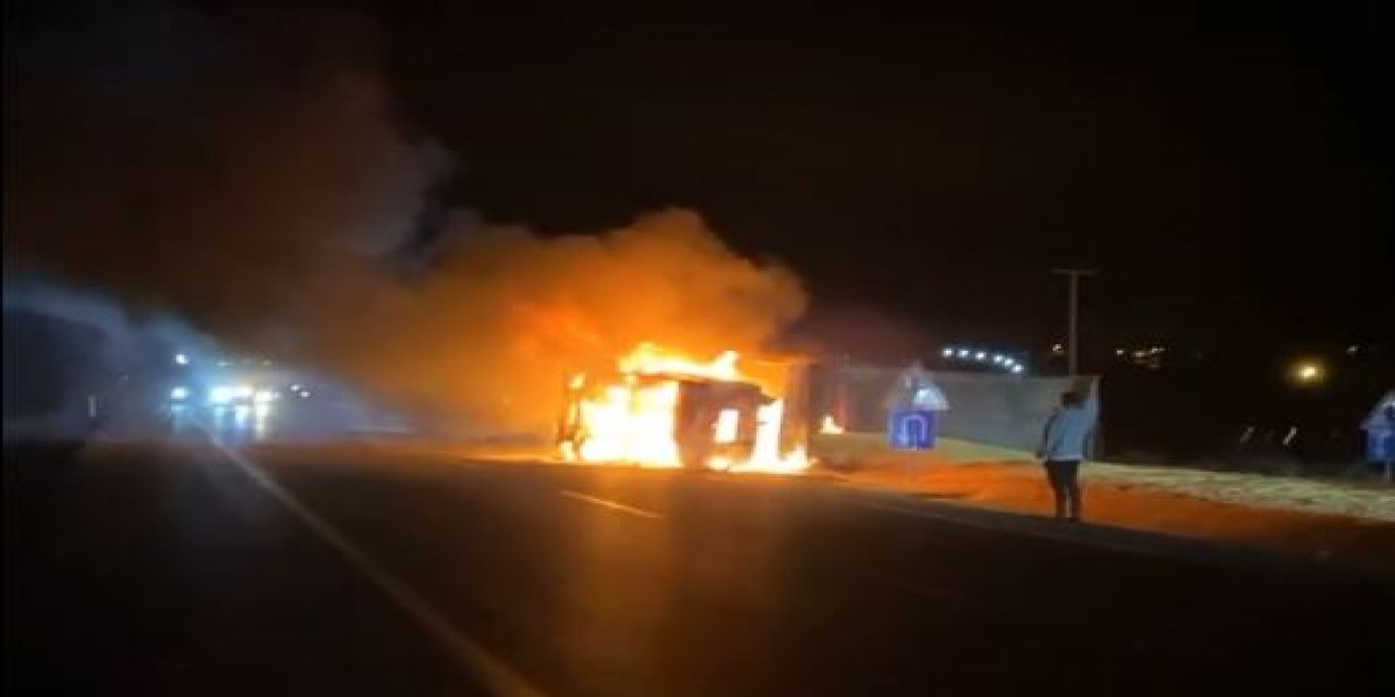 Konya yolunda devrilen TIR yandı, sürücü hayatını kaybetti