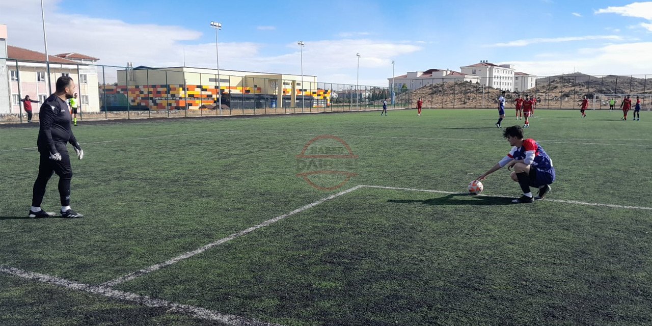 Konya’da futbola fırtına engeli! Kaçan topu yedek oyuncular sokakta aradı