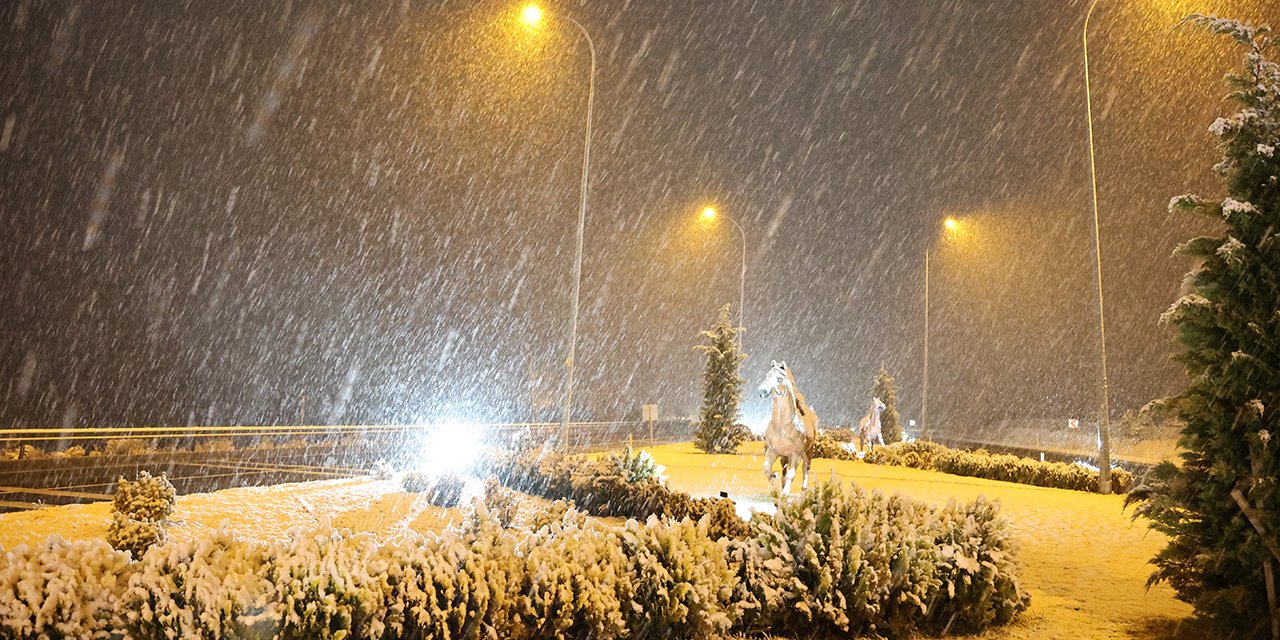 Kar yağışı Konya sınırına kadar geldi, komşu ile lapa lapa yağdı
