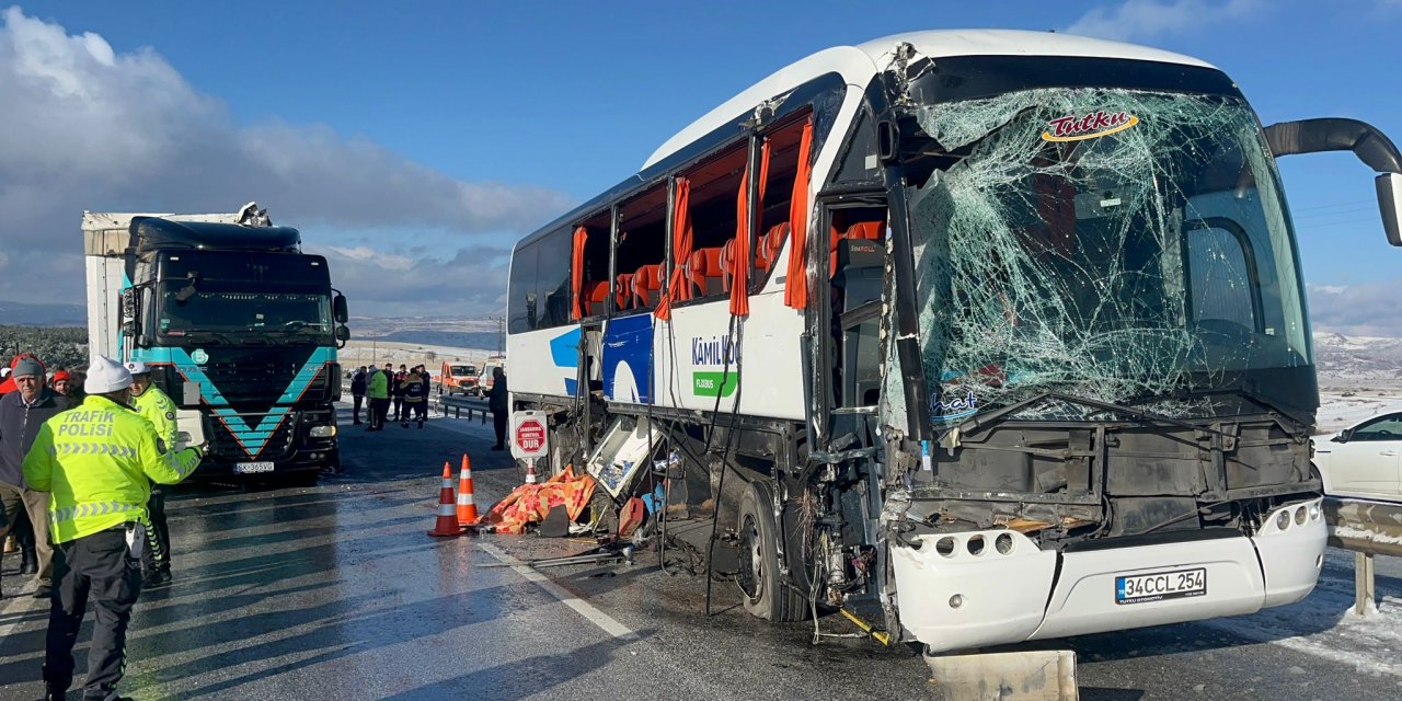 Yolcu otobüsü TIR’a çarptı: 1 ölü, 2 yaralı
