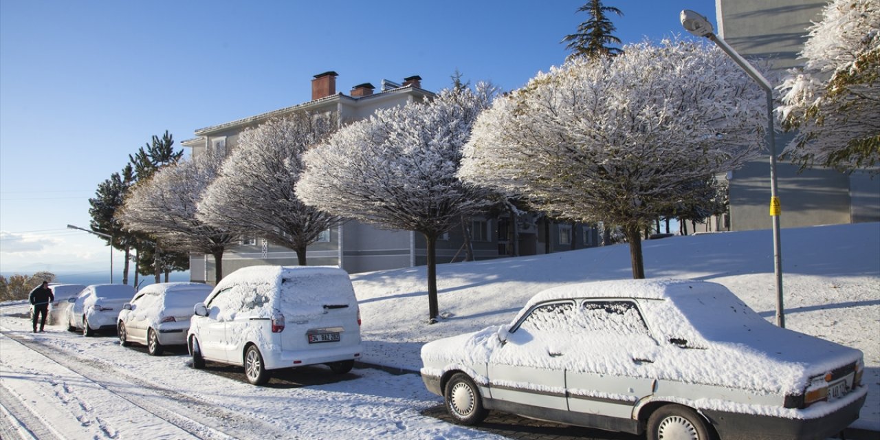 Bir ilimizde soğuk hava yerini kar yağışına bıraktı