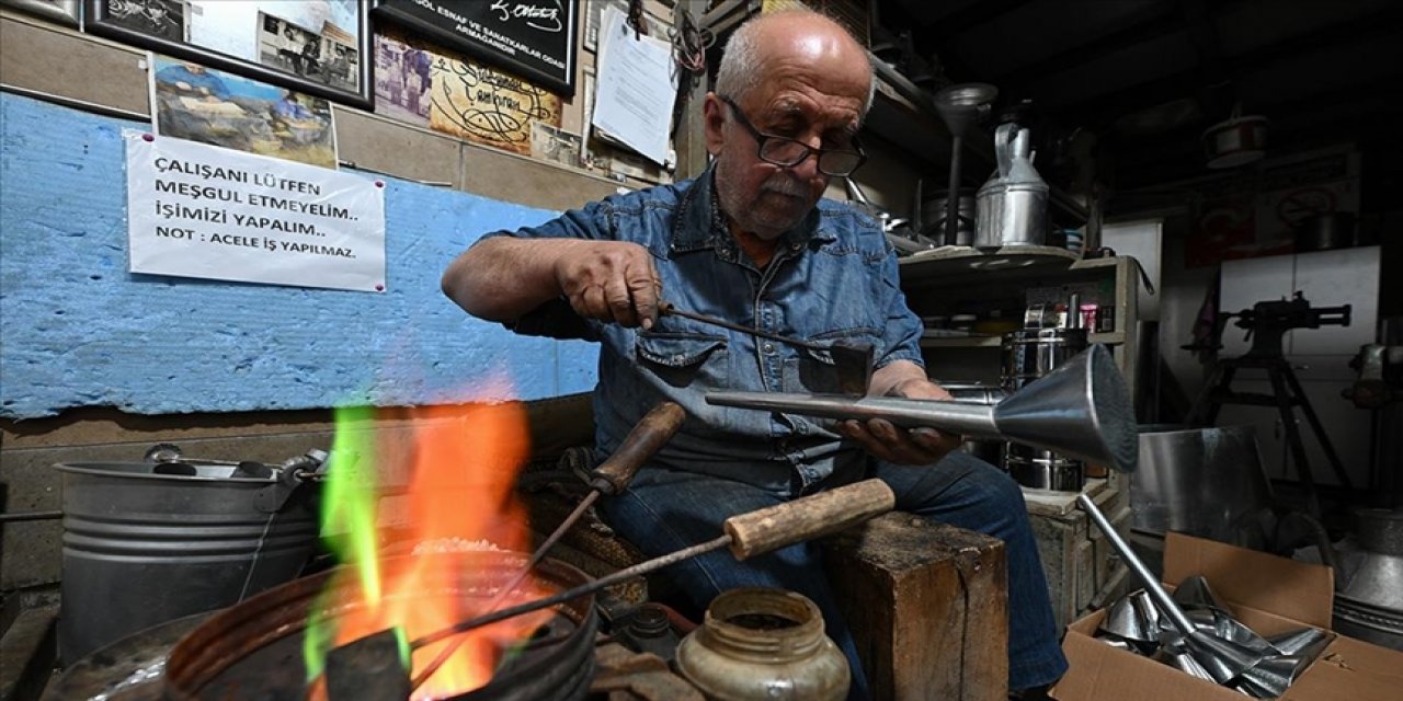 Süleyman amca unutulmaya yüz tutmuş mesleğini yaşatıyor