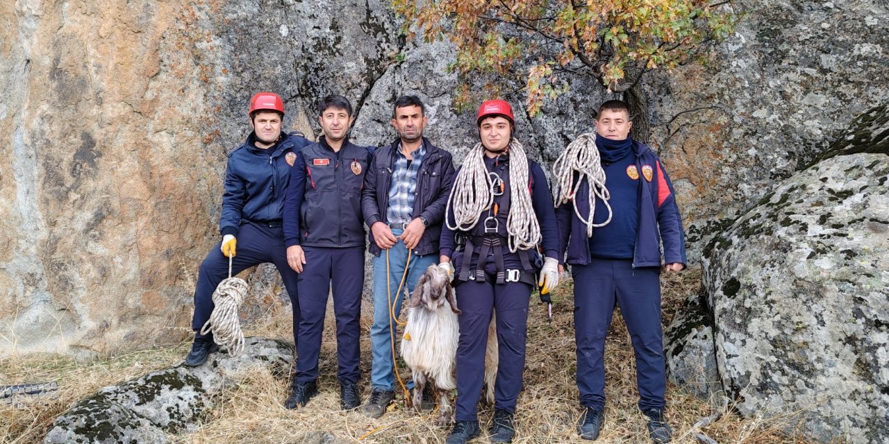 Konya’da sarp kayalıklarda keçi kurtarma operasyonu