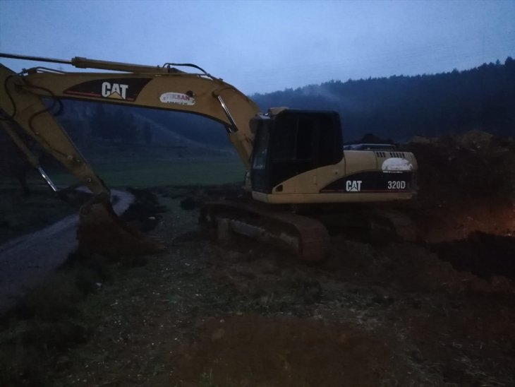 İş makinesiyle kaçak kazı yaparken yakalandılar! 10 şüpheli gözaltında