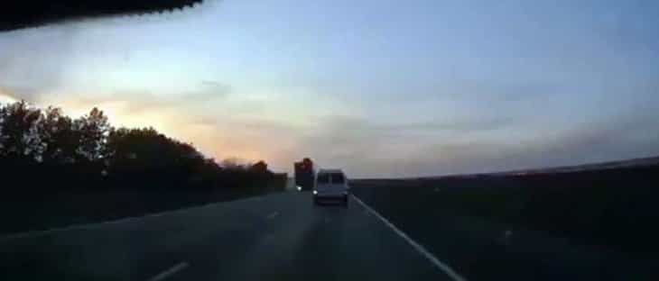 Freni patlayan tır iki aracı böyle ezdi