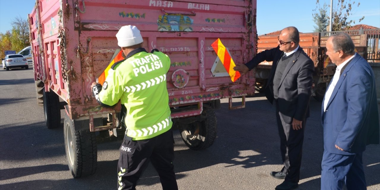 Konya Beyşehir’de traktör römorklarına reflektör takıldı