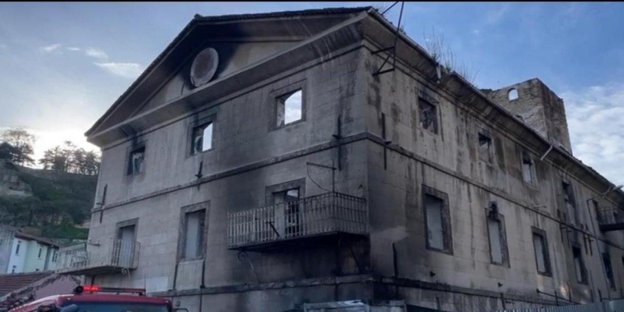 153 yıllık tarihi bina yandı! 1 kişi hayatını kaybetti