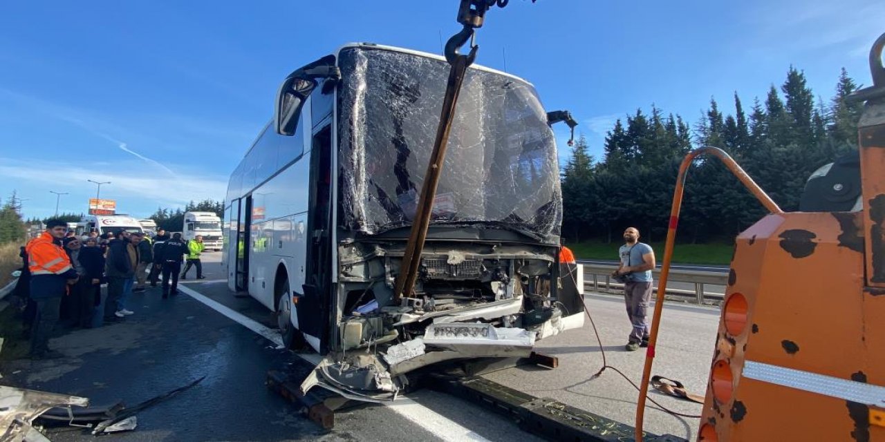 Yolcu otobüsü TIR'a çarptı! 13 yaralı var