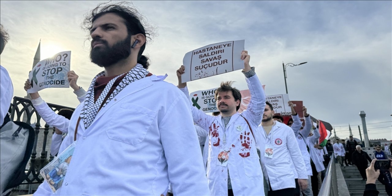 Hekimler katil İsrail saldırılarını kanlı önlüklerle protesto etti