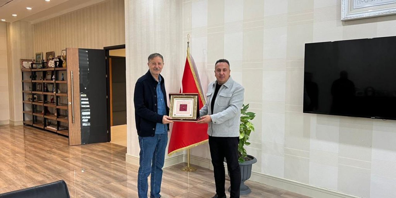 Başkan Ünlügül, Korkmaz’a Ahilik Sancağı takdim etti