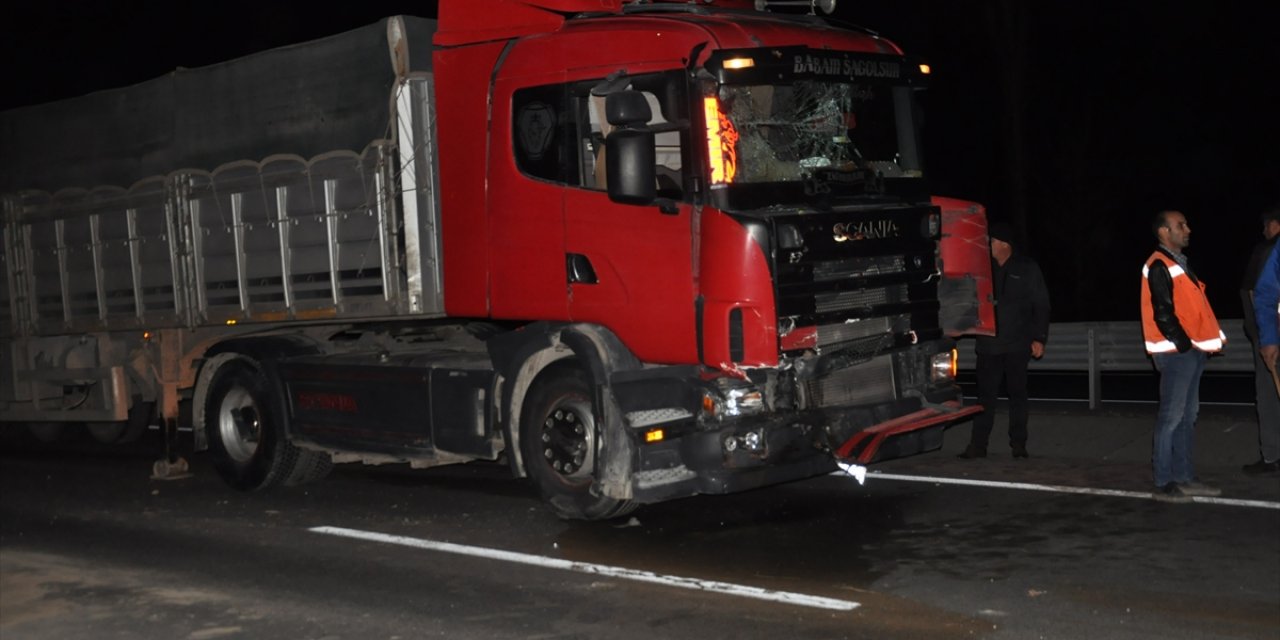 Konya’da TIR’ın çarptığı traktör şarampole devrildi