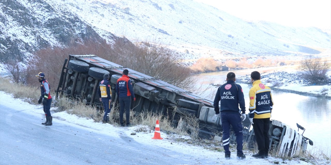 Devrilen TIR’ın sürücüsü öldü