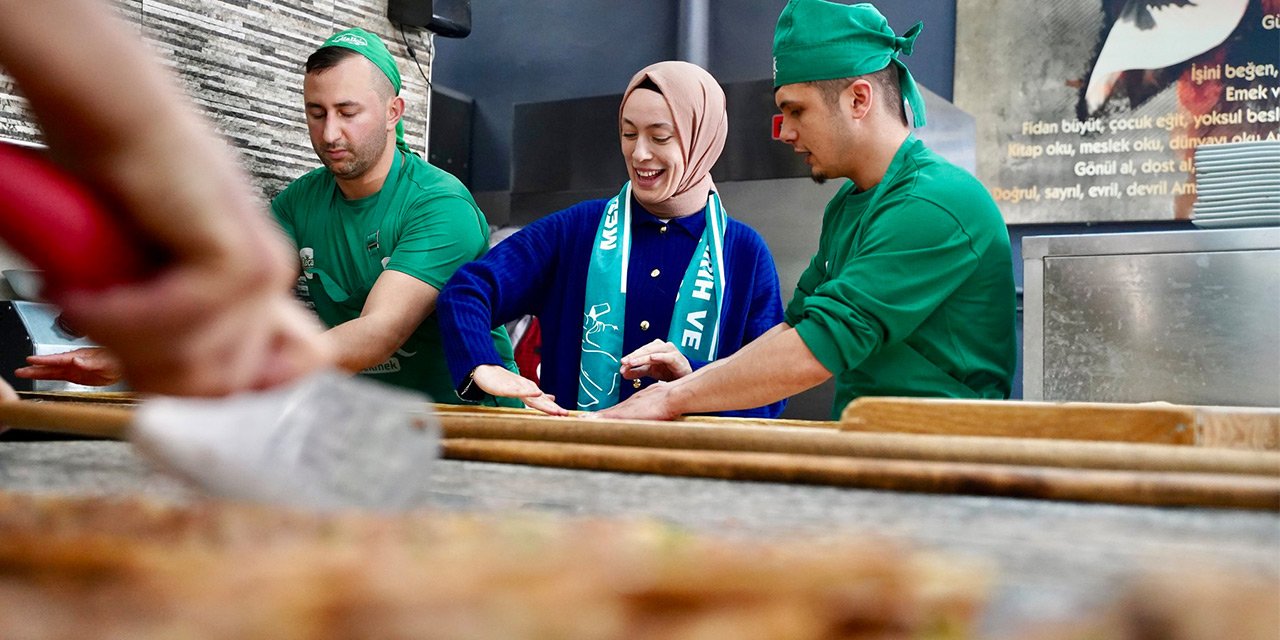 Üniversiteli gençler Konya’yı gezdi, etliekmek yaptı