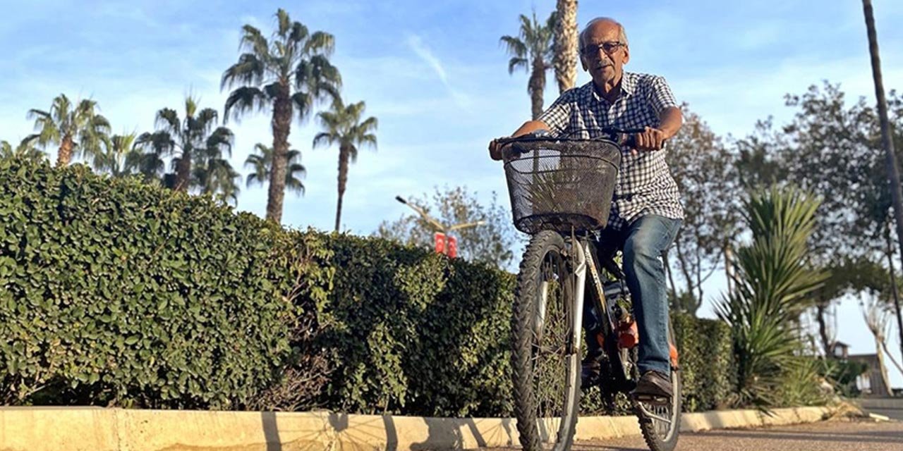 82 yaşındaki muhtar, mahallesine bisikletle hizmet ediyor