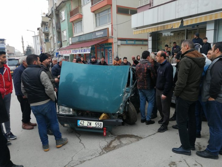 Konya'da otomobil park halindeki 5 araca çarptı