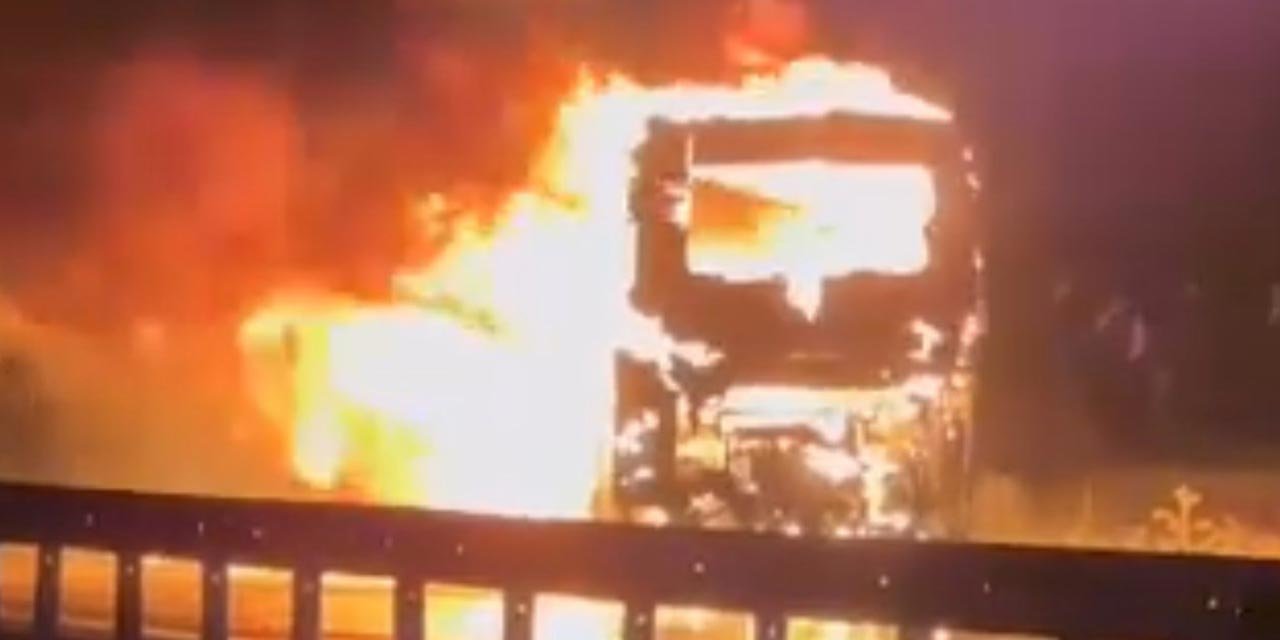 23 yolcusu bulunan otobüs alev alev yandı