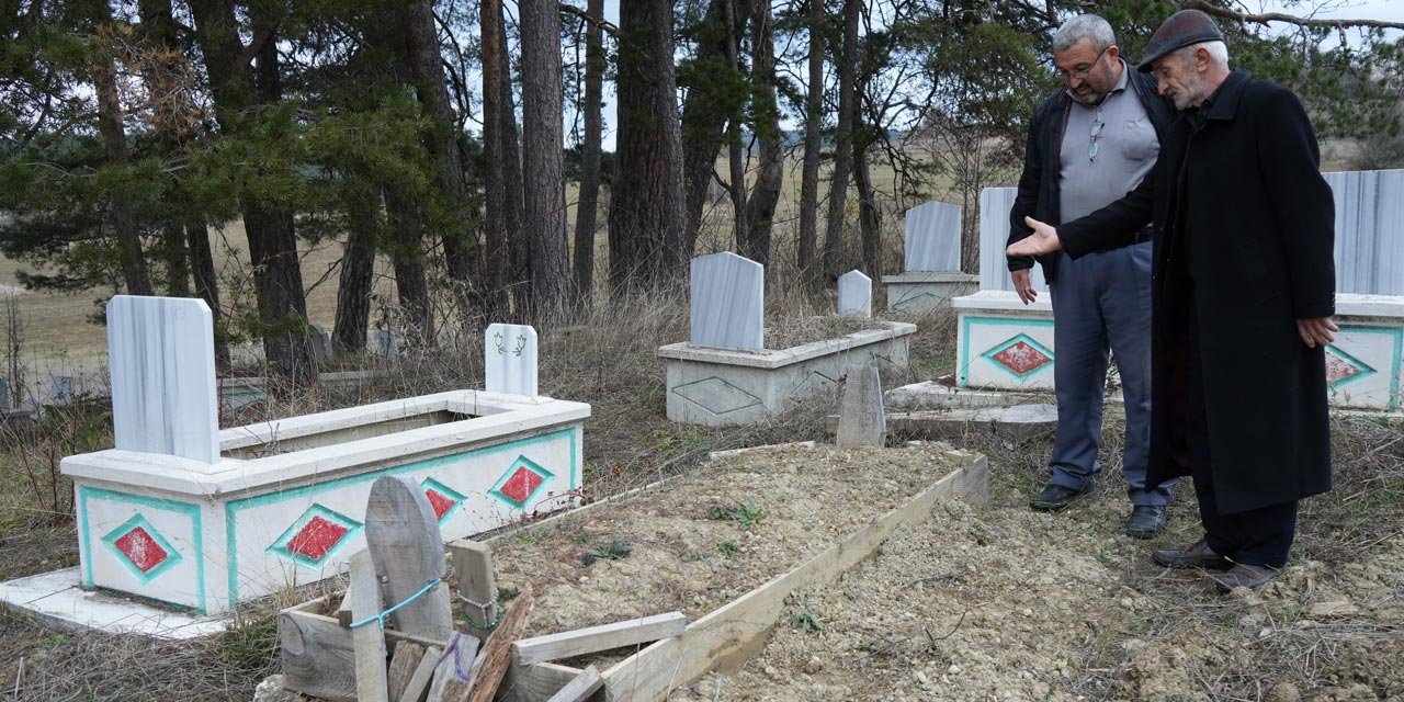 Vatandaşlar cenazelerini korumak için mezarın içine jiletli tel sarıyor