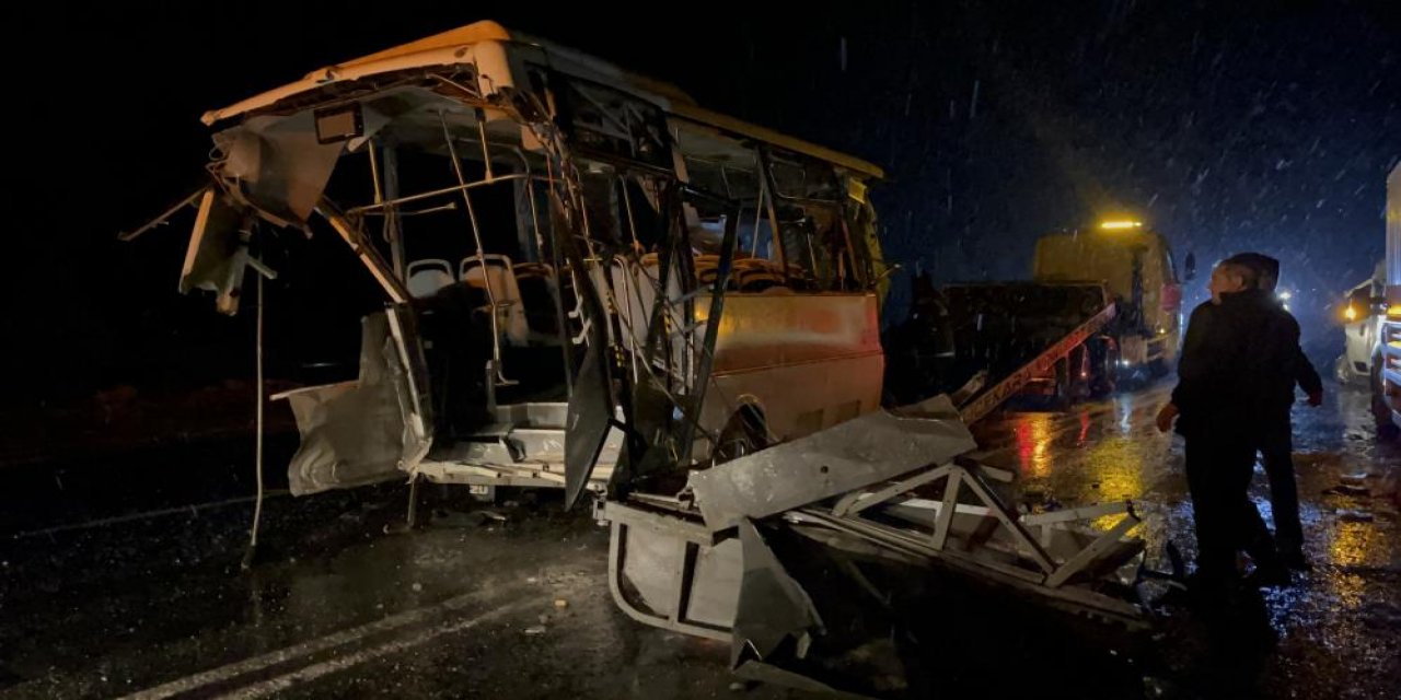 2 belediye otobüsü ve karavan çarpıştı, 14 kişi yaralandı