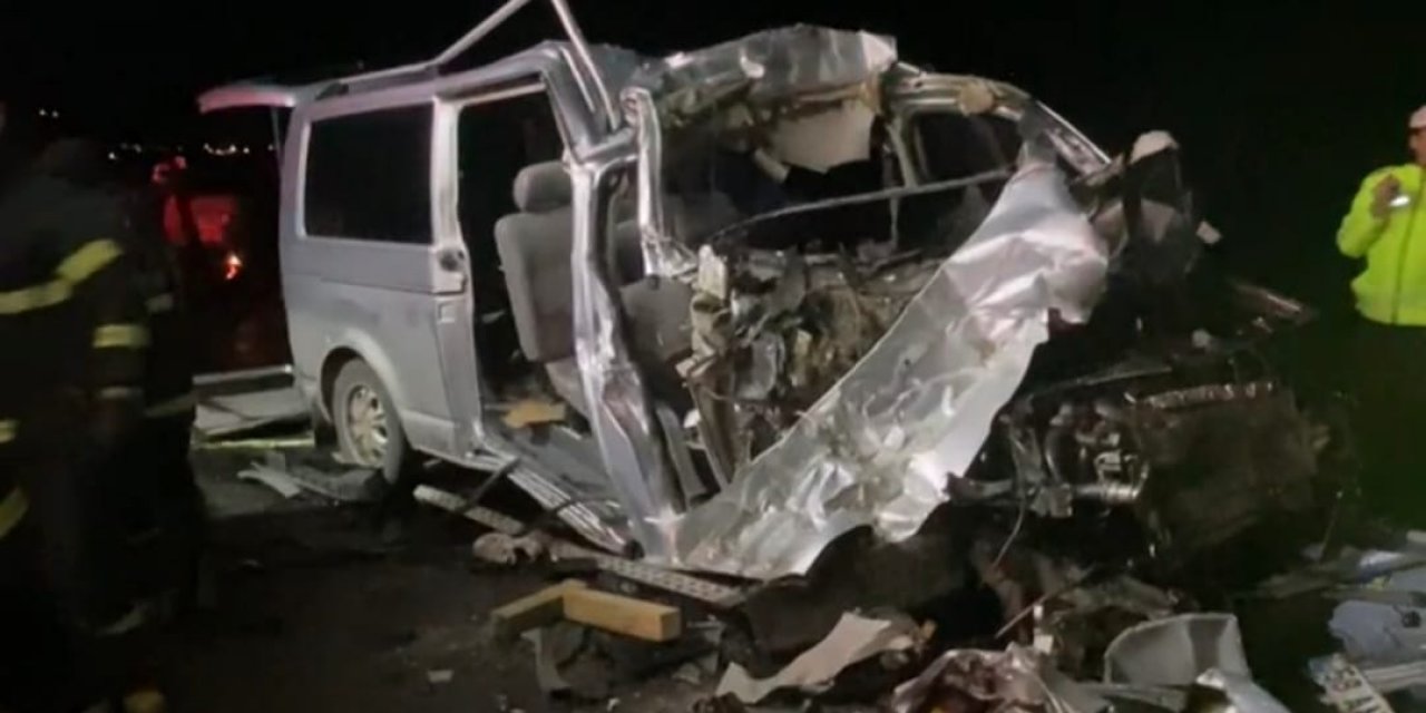 Minibüs, şeker pancarı yüklü kamyona çarptı: 5 ölü
