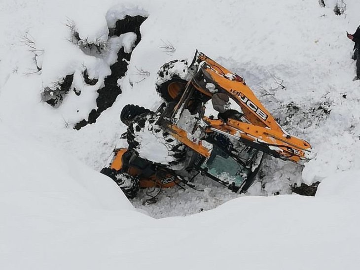 Kardan kapanan yolu açmaya çalışan iş makinesi devrildi: 1 yaralı