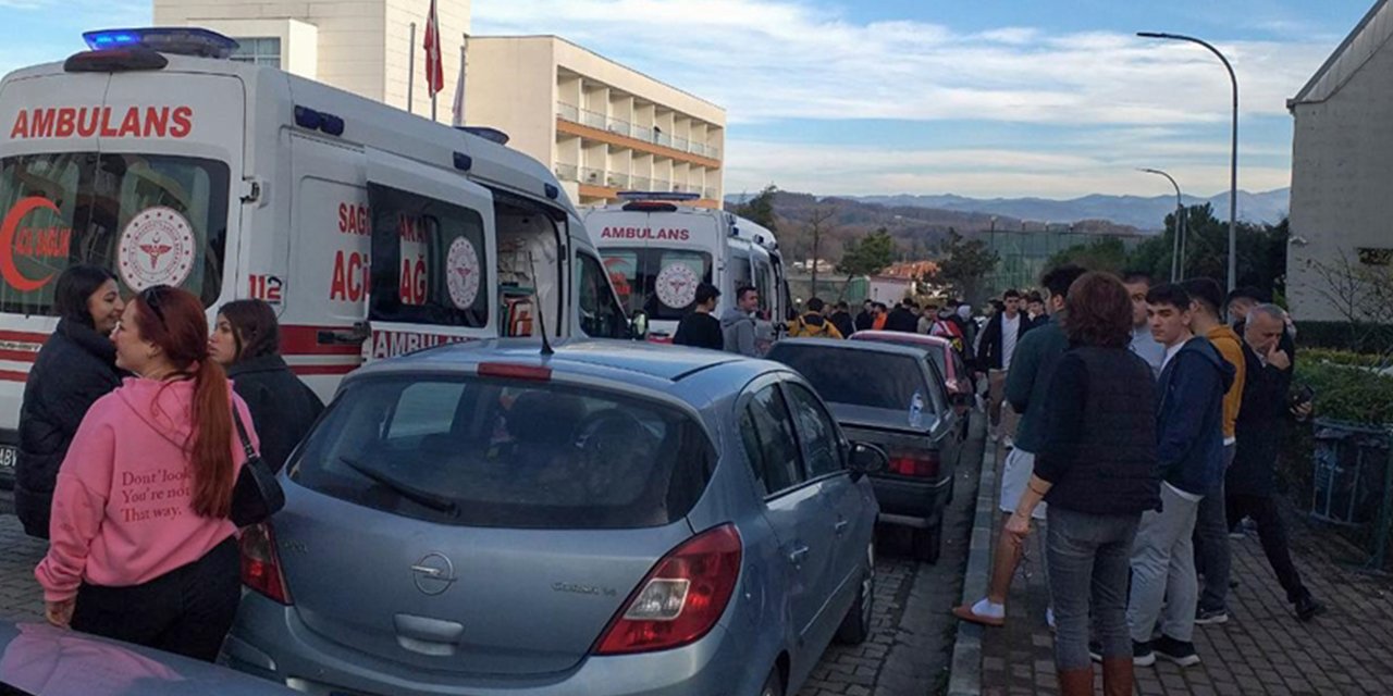 Yurtta kalan 34 öğrenci gıda zehirlenmesi şüphesiyle hastaneye kaldırıldı