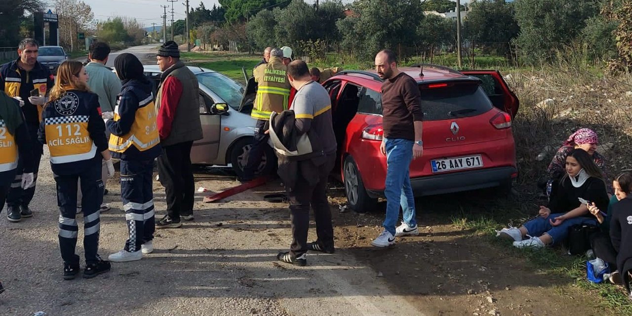 İki araç kafa kafaya çarpıştı: 8 yaralı