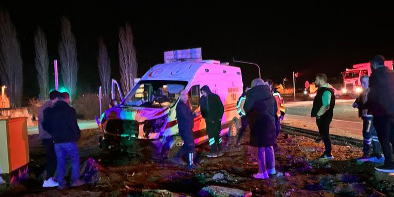 Hasta taşıyan ambulans ile otomobil çarpıştı: 9 yaralı