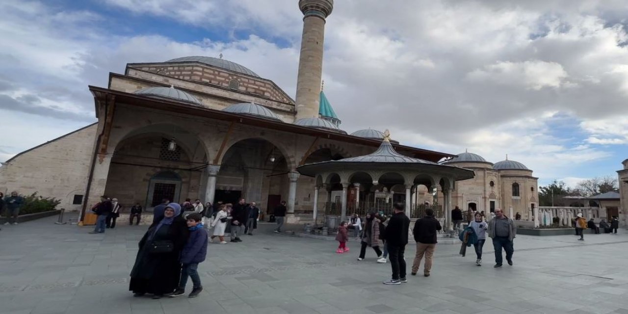 Konya Mevlana Müzesi’ne ziyaretçi akını