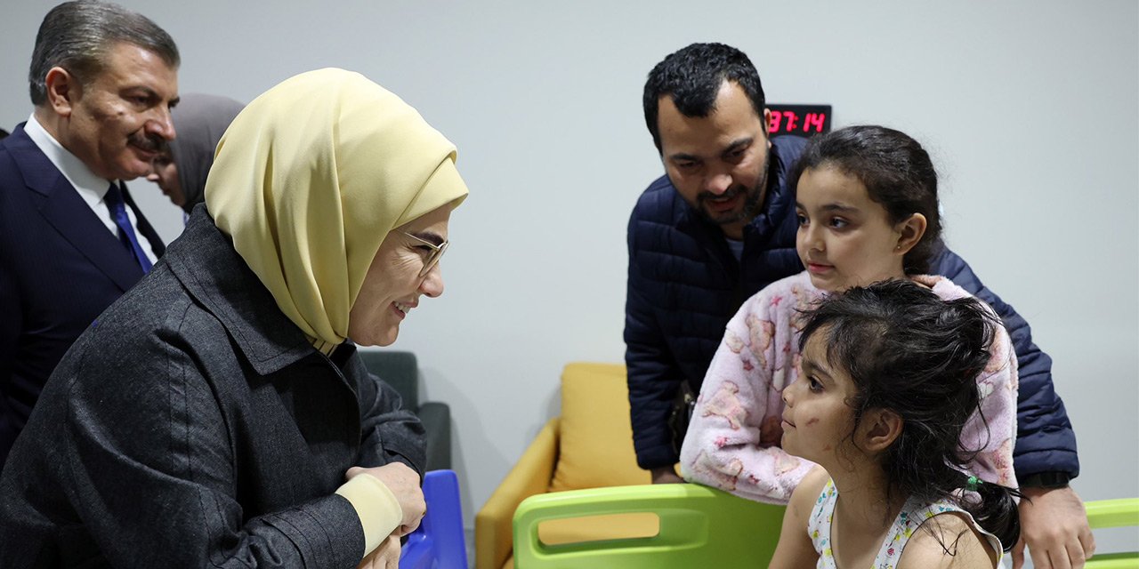 Emine Erdoğan Filistinli çocukları hastanede ziyaret etti