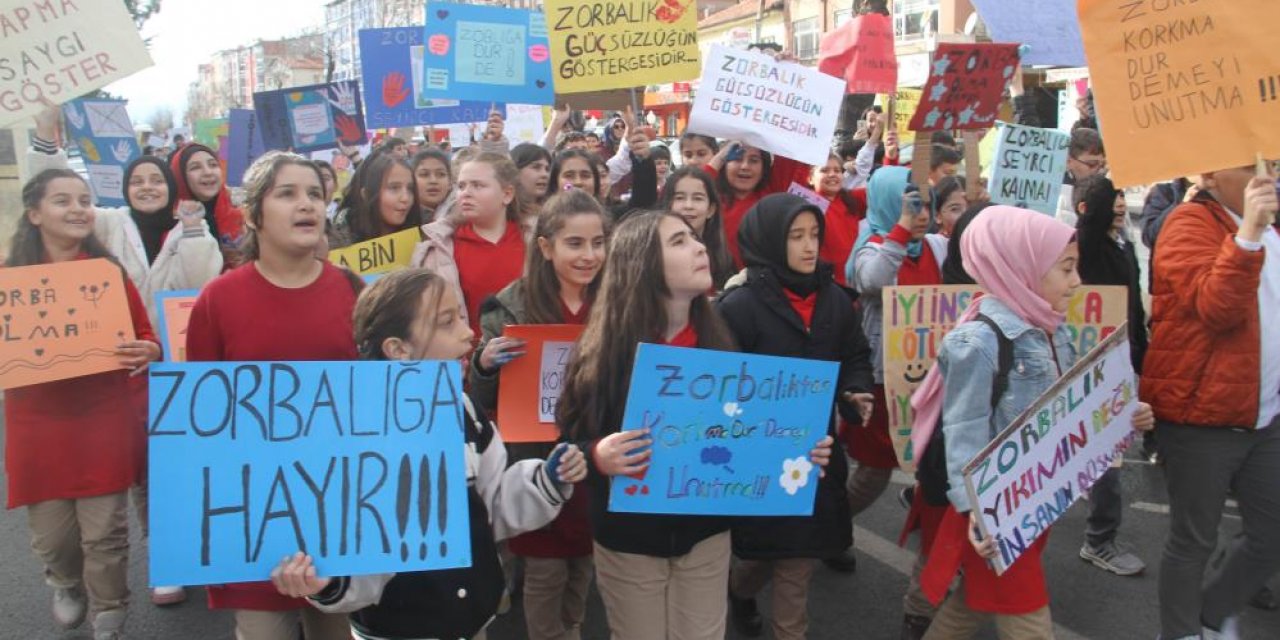 Konya’da ilk ve ortaokul öğrencileri ellerinde dövizlerle yürüdü
