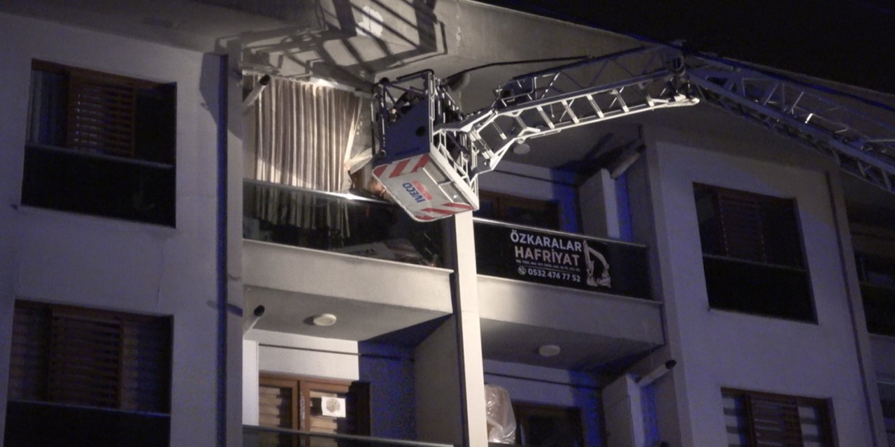 4 katlı binada yangın! Mahsur kalan 13 kişiyi itfaiye kurtardı