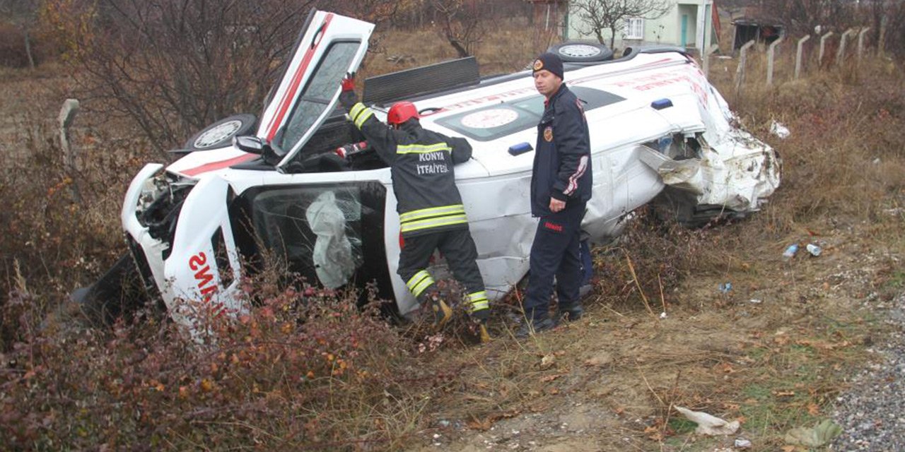 Konya’da ambulans ve kamyonet şarampole devrildi: 6 yaralı