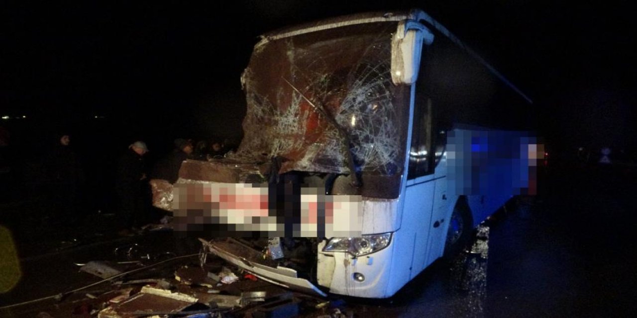 Yolcu otobüsü TIR’a çarptı: 3’ü ağır 10 kişi yaralandı
