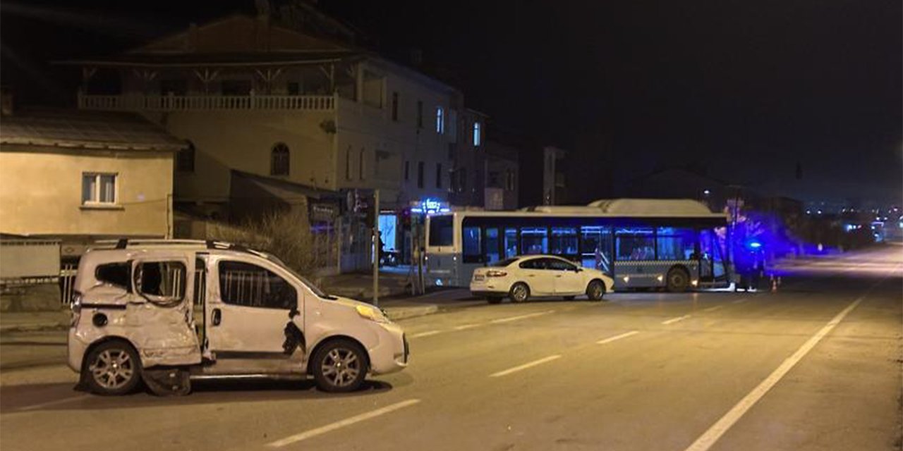 Halk otobüsü ile hafif ticari araç çarpıştı: 1 çocuk hayatını kaybetti